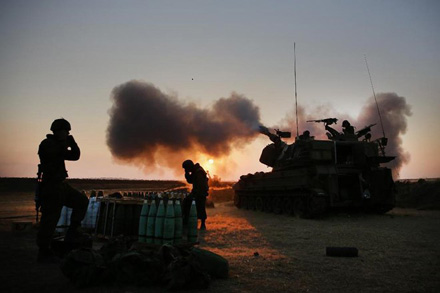 Quân đội Israel bắn đạn pháo 155 li vào Dải Gaza.